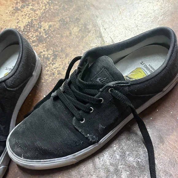 Nike SB Black Canvas Low-Top Sneakers - Picture 6 of 7